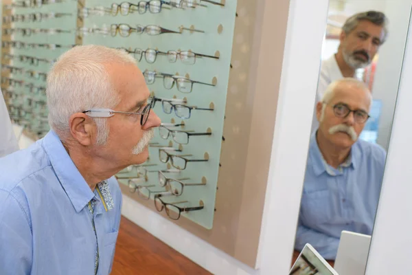 Cliente ajustando las gafas graduadas —  Fotos de Stock