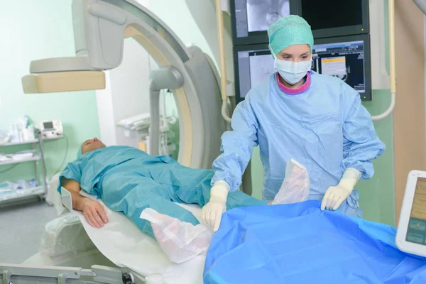 Enfermera preparando paciente para rayos X —  Fotos de Stock
