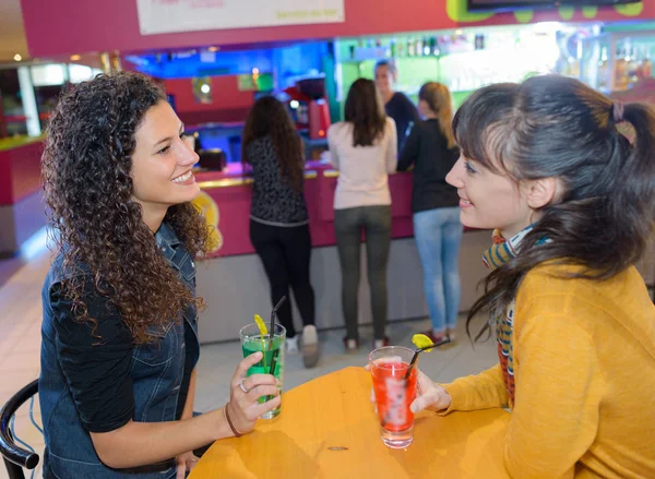 Duas amigas a beber softs no bar — Fotografia de Stock