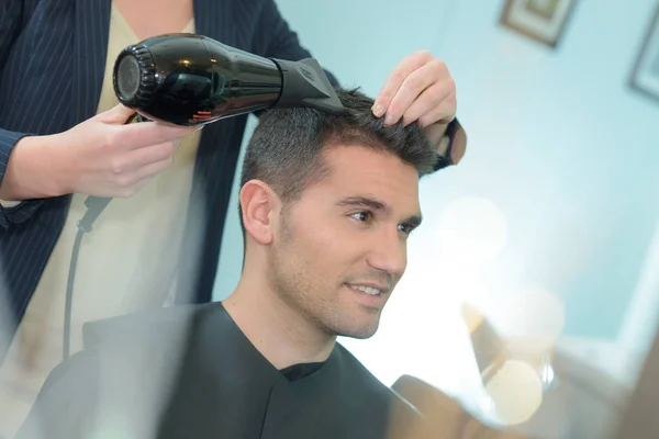 Przystojny mężczyzna w salonie fryzjerskim — Zdjęcie stockowe