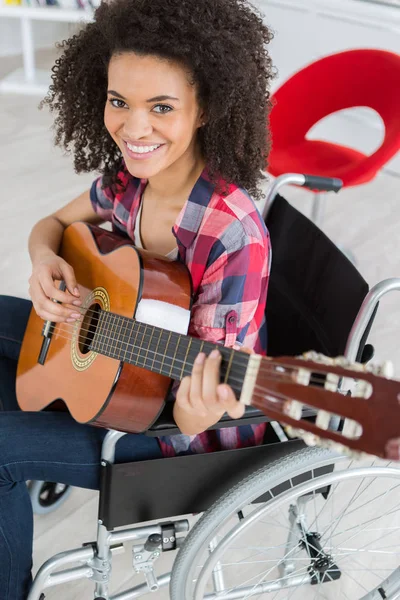 Jovem musicano feminino em cadeira de rodas — Fotografia de Stock