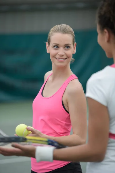 Vrouwelijke tennisspelers na tenniswedstrijd — Stockfoto
