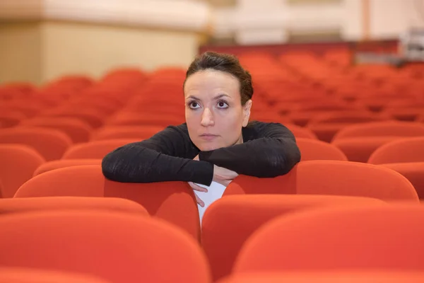 Kobieta, oglądając film sam w pustym teatrze audytorium — Zdjęcie stockowe