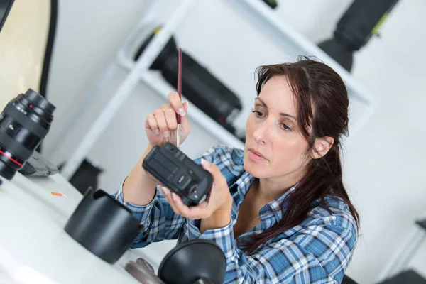 Frau beim Zusammenbau der Kamerateile — Stockfoto