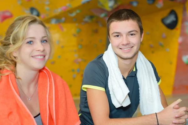 Poseren in de overdekte faciliteit voor muurklimmen — Stockfoto