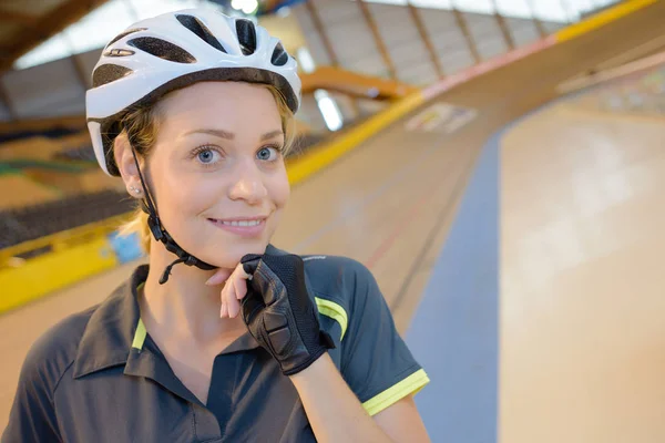 Célèbre cycliste posant et vélo — Photo