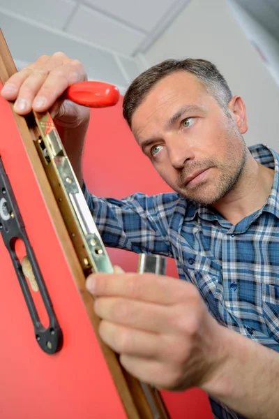 Hombre fijar cerradura de puerta — Foto de Stock