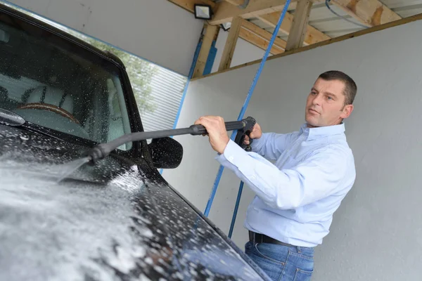Lavado de coches limpieza con espuma y agua a presión — Foto de Stock