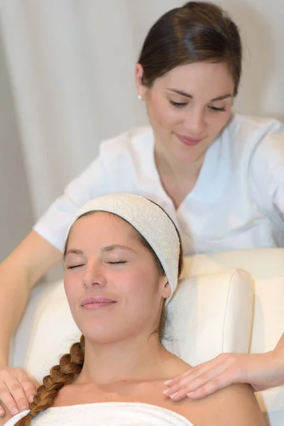 Mulher desfrutando massagem no ombro — Fotografia de Stock