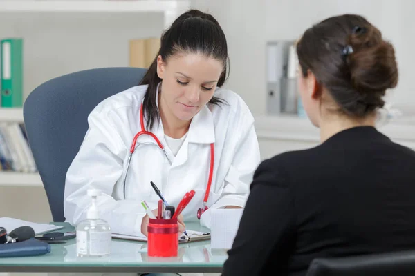 Medico femminile diagnosticare il suo paziente — Foto Stock