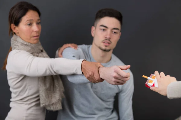 Madre e figlio di fronte al concetto di dipendenza da sigarette — Foto Stock