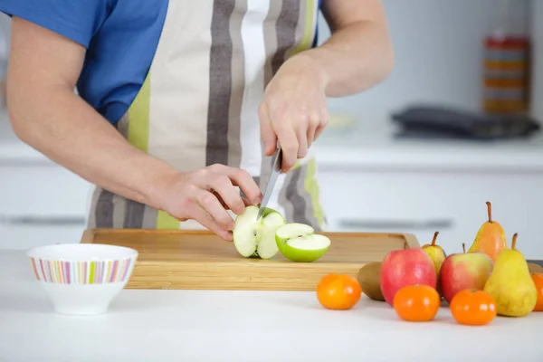 Snijden apple in helften — Stockfoto