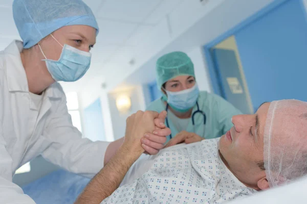 Patient spricht nach Operation mit Chirurg — Stockfoto