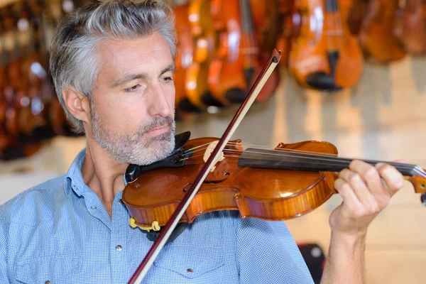 Hombre maduro tocando el violín —  Fotos de Stock
