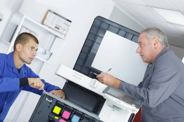 Technicien électronique et imprimante — Photo