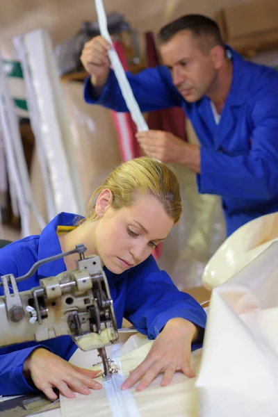 Esgoto no trabalho e no homem — Fotografia de Stock