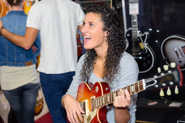 Sjunga medan du spelar en gitarr — Stockfoto