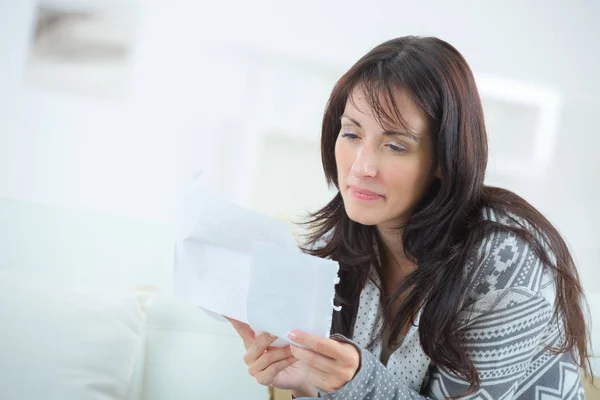 Reading a letter at home — Stock Photo, Image