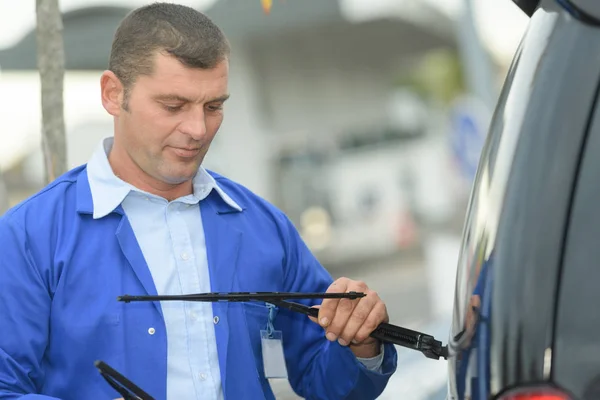 Mechaniker überprüft Scheibenwischer — Stockfoto