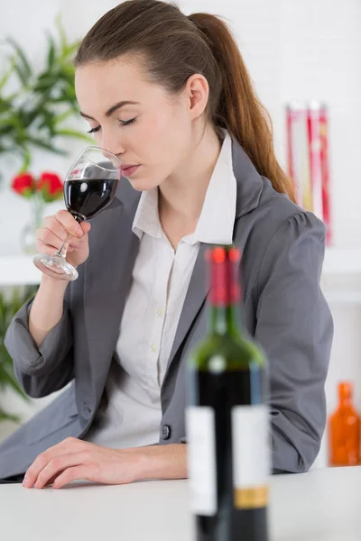 Mujer oliendo el aroma del vino — Foto de Stock