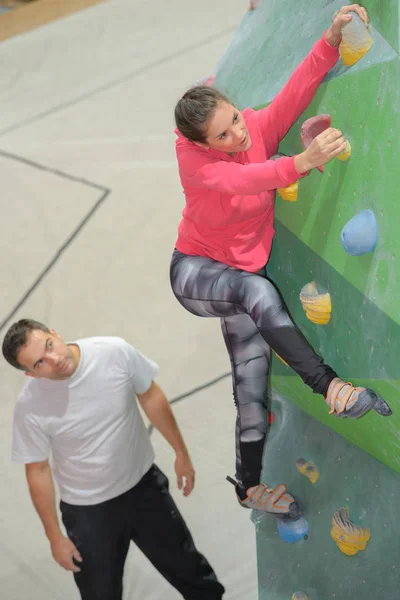 Mannelijke vrouwelijke indoor klimmen — Stockfoto
