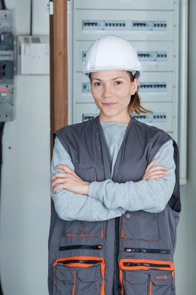 Eletricista feminino posando e posar — Fotografia de Stock