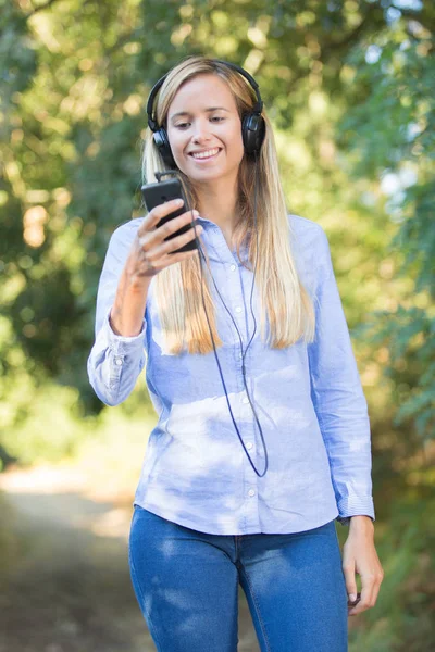 Joven mujer mezclando su lista de reproducción —  Fotos de Stock