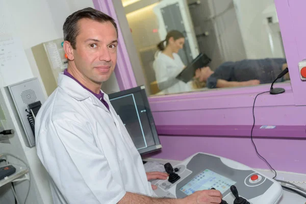 남자의 엑스레이 복용 하는 남성 방사선 — 스톡 사진