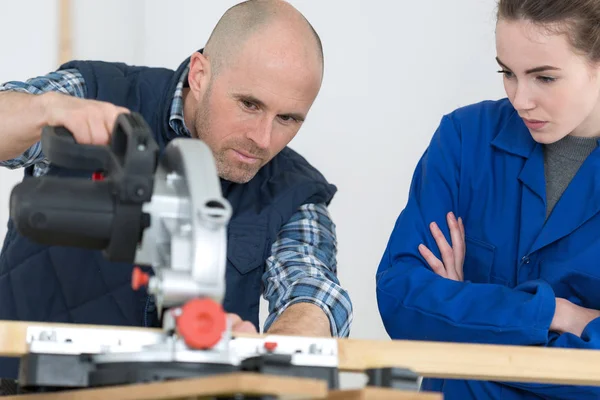 Elev och lärare i snickarklass med cirkelsåg — Stockfoto