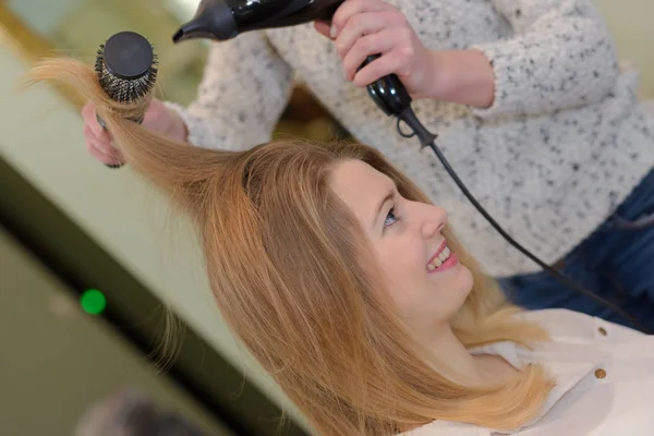 Processo di asciugatura di capelli a salone — Foto Stock