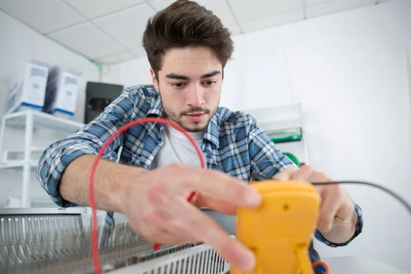 Kontroll av spänning och elektriker — Stockfoto