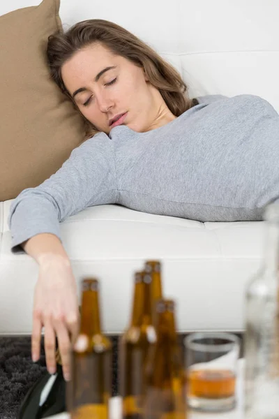 Opilá žena v posteli — Stock fotografie
