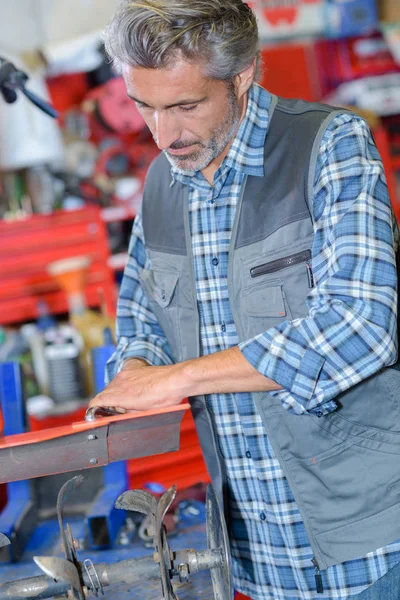 Monteur bezig met machines — Stockfoto