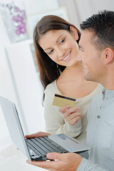 Çift üzerinde Interent kredi kartı ile online satın alma — Stok fotoğraf
