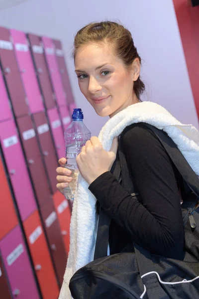 Fitness jonge mooie lachende vrouw in kleedkamer — Stockfoto