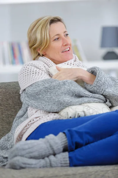 Frau liegt auf Couch — Stockfoto