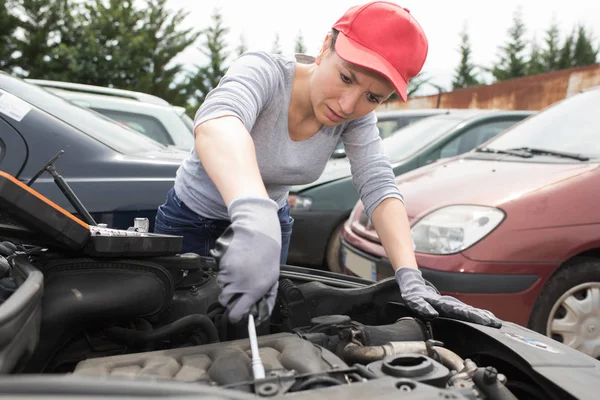 Mechanikerin bei der Arbeit — Stockfoto