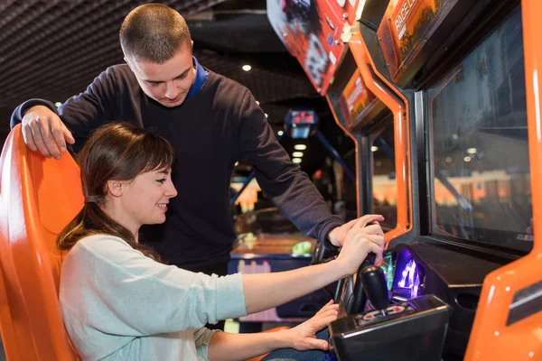 Jong koppel bij de arcade driving spel — Stockfoto