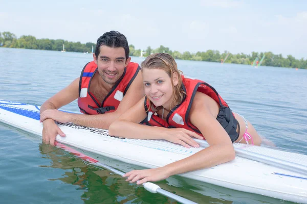 Erkek ve Bayan sörf tahtası eğilerek — Stok fotoğraf