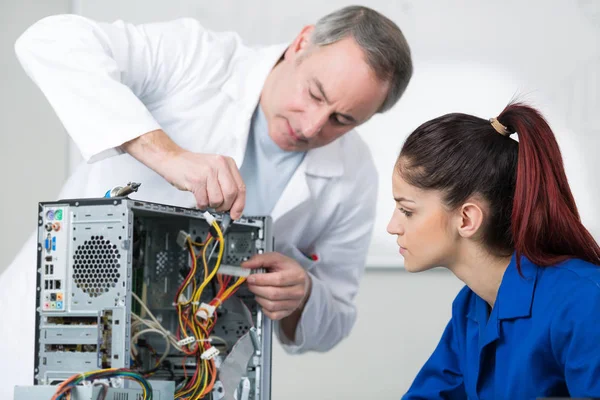 Kvinna reparera datorn i tekniska skolan — Stockfoto