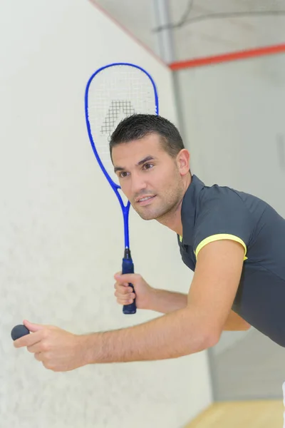 Профессиональный тренер по теннису — стоковое фото