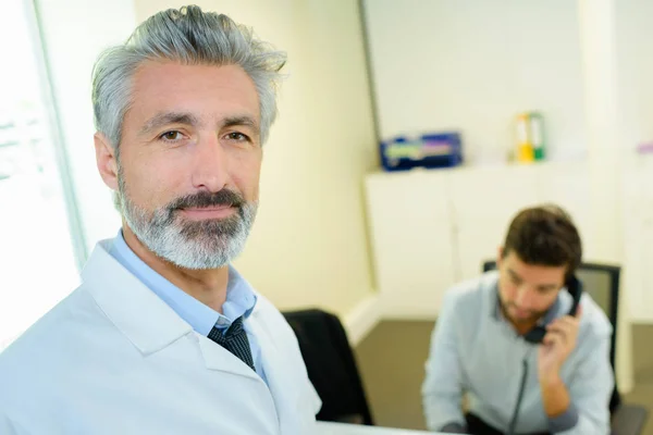 Läkare man stående i ett kontor — Stockfoto