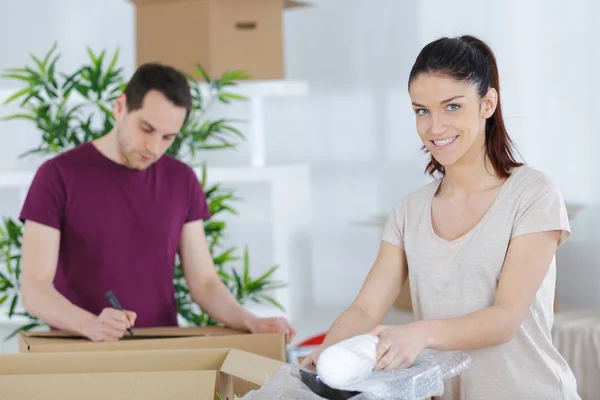 Casal feliz movendo-se em nova casa — Fotografia de Stock