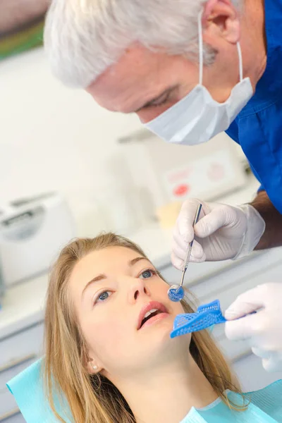Dentista listo para inspeccionar los dientes del paciente — Foto de Stock
