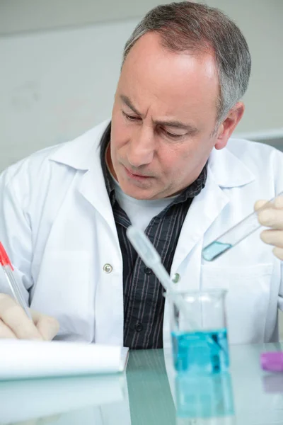 Laboratório com uma pipeta em um laboratório médico — Fotografia de Stock