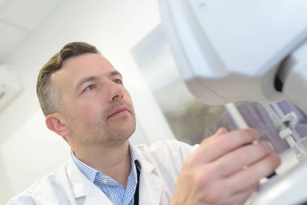 Médico que supervisiona o exame de um desportista na tela do computador — Fotografia de Stock