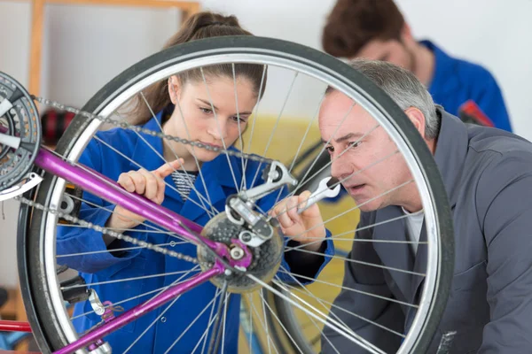 Aprendices reparación de bicicletas y bicicletas —  Fotos de Stock