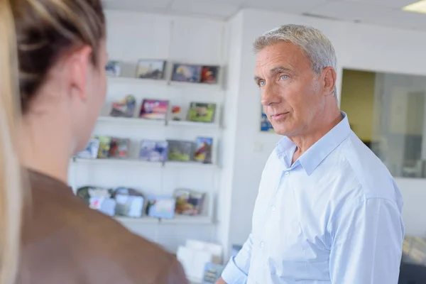 Bij een winkel en winkel — Stockfoto