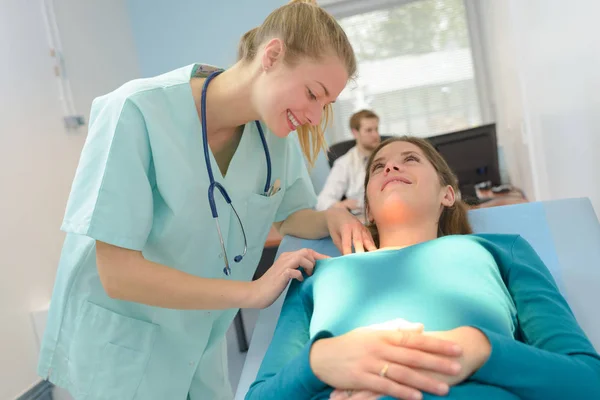 Kvinnlig sjuksköterska förklara dental rapport för patient — Stockfoto