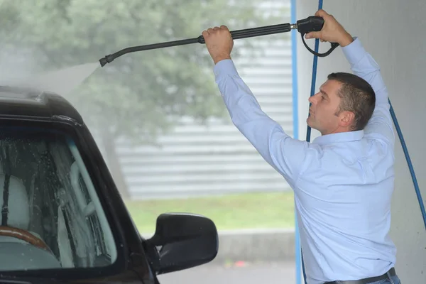 Czyszczenie samochodu przy użyciu wody wysokociśnieniowej — Zdjęcie stockowe